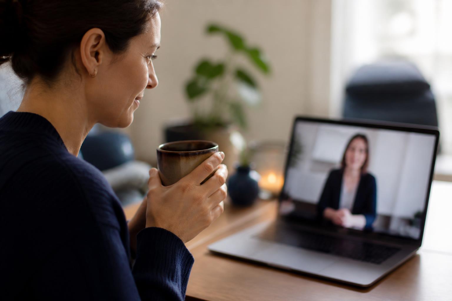 Sesión de terapia online en un entorno cálido